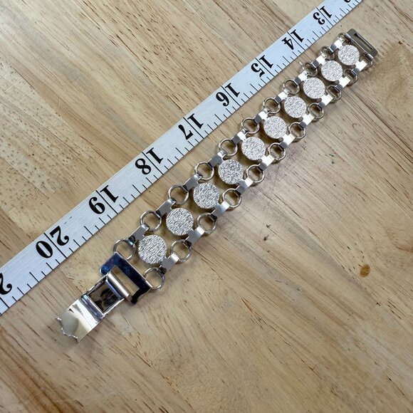 Sarah Coventry Silver-Tone Textured & Smooth Circle Link Bracelet With Fold-Over - Picture 9 of 14